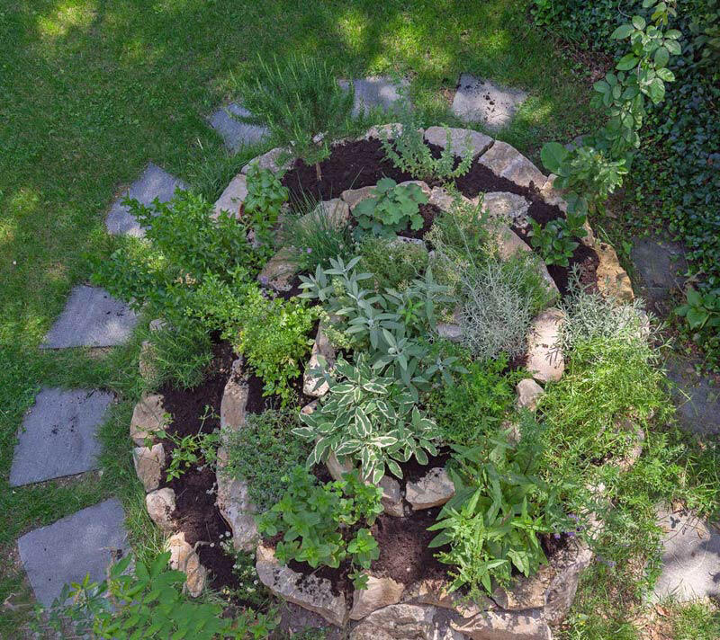 Kräuterspirale aus Natursteinen