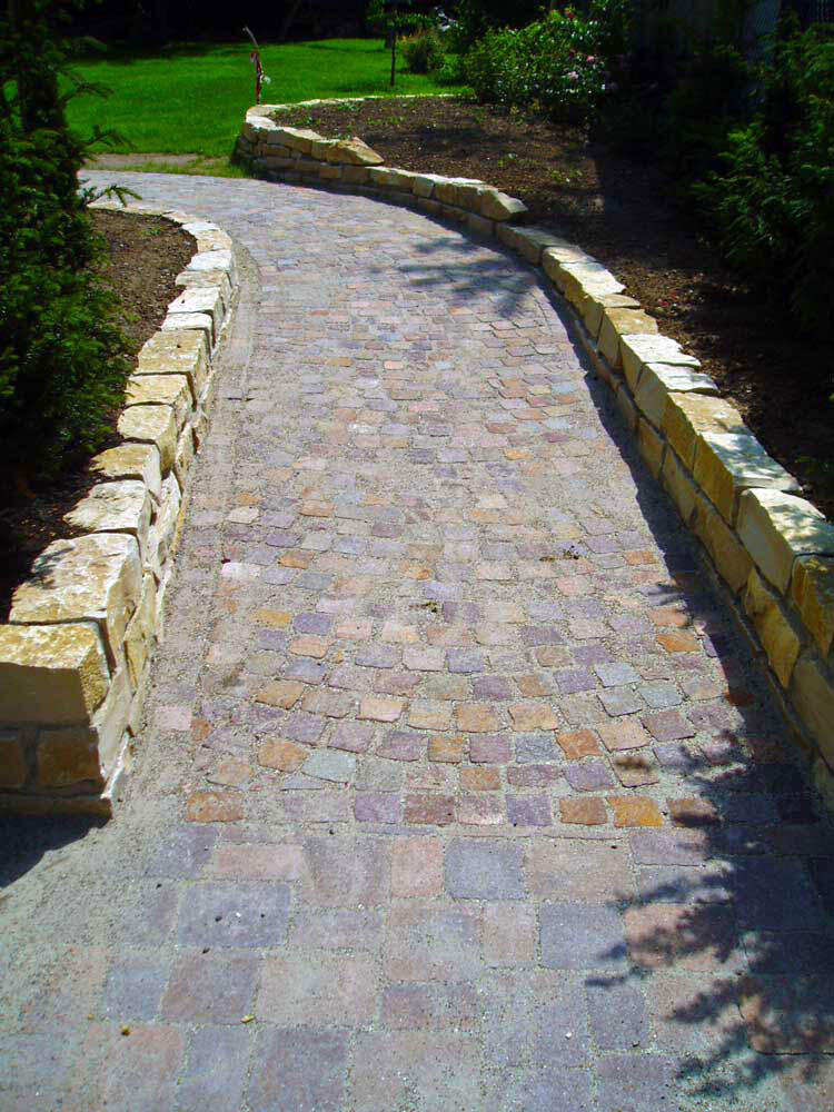 Aus Natursteinen gelegter Weg