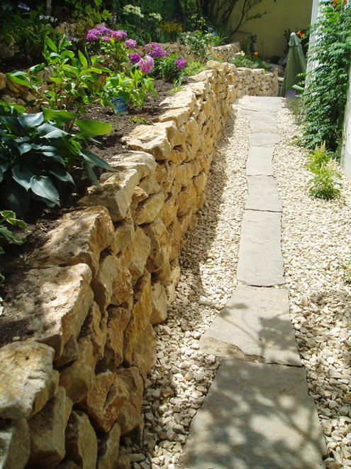 Fotografie Natursteinweg mit Steineinfassung